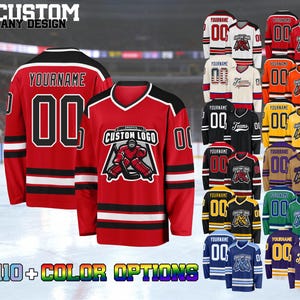 Puede incluir: Jersey de hockey rojo con detalles en negro y blanco, con un logotipo personalizado, el texto "YOURNAME" y el número "00". La imagen muestra múltiples opciones de color, con el texto "CUSTOM ANY DESIGN" en la parte superior.