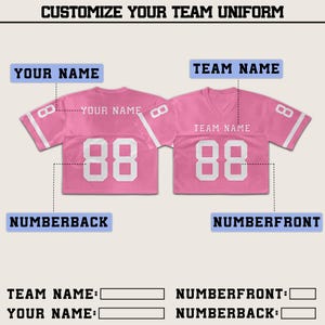 Puede incluir: Camiseta de uniforme de equipo rosa personalizable con detalles blancos. La camiseta presenta el n&uacute;mero 88 en blanco en la parte delantera y trasera. El texto "CUSTOMIZE YOUR TEAM UNIFORM" est&aacute; en la parte superior, con campos para "YOUR NAME" y "TEAM NAME".