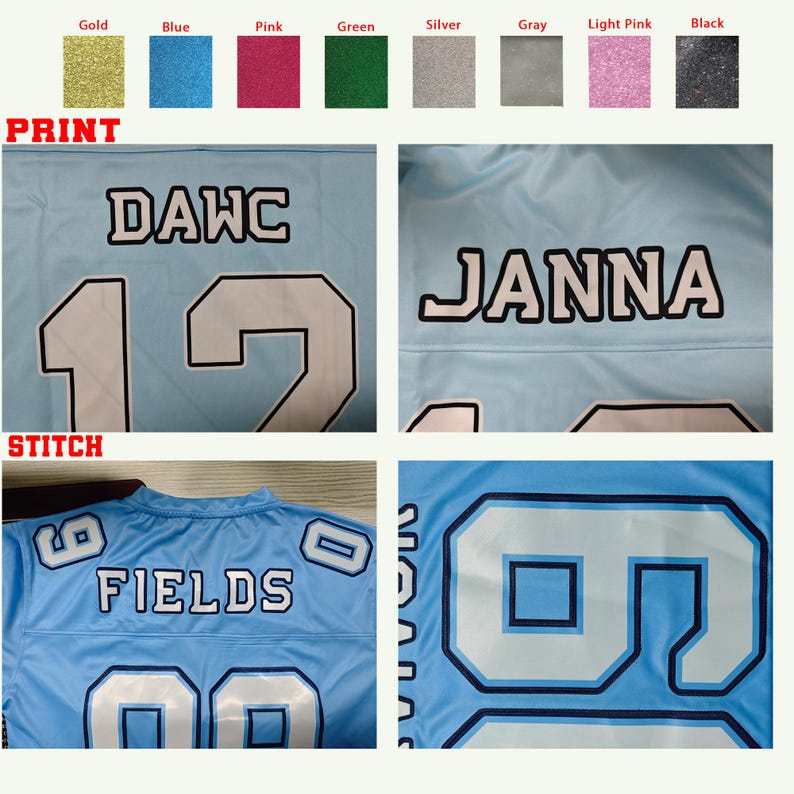 Puede incluir: Camiseta azul claro con letras y n&uacute;meros blancos. La camiseta presenta el nombre "DAWC" y el n&uacute;mero "12". Otra camiseta muestra el nombre "JANNA" y el n&uacute;mero "2". Una tercera camiseta muestra el nombre "FIELDS" y el n&uacute;mero "00".