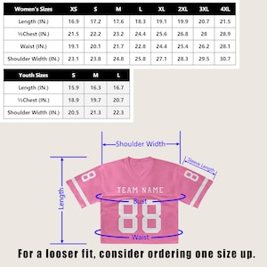 Puede incluir: Camiseta de f&uacute;tbol rosa con rayas blancas en las mangas y el n&uacute;mero 88. La camiseta tiene cuello en V e incluye tablas de tallas para mujeres y j&oacute;venes, con medidas en pulgadas. El texto "TEAM NAME" est&aacute; encima del n&uacute;mero.
