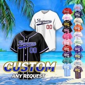 Op de afbeelding: Een verzameling op maat gemaakte honkbalshirts in verschillende kleuren, waaronder zwart, wit, rood en blauw. Elk shirt heeft het woord "Anyname" en het nummer "00". De afbeelding toont ook de tekst "CUSTOM ANY REQUEST".