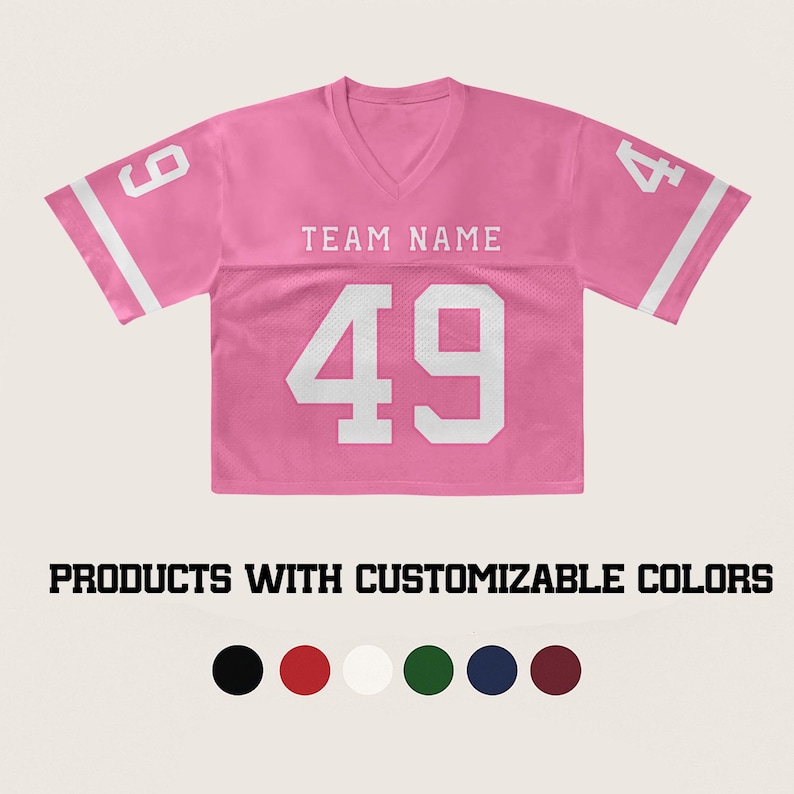 Puede incluir: Una camiseta de f&uacute;tbol rosa con detalles blancos y el n&uacute;mero 49 en blanco. Las mangas tienen los n&uacute;meros 9 y 4. La camiseta tiene cuello en V y las palabras "TEAM NAME" est&aacute;n encima del n&uacute;mero. El texto "PRODUCTS WITH CUSTOMIZABLE COLORS" est&aacute; debajo.