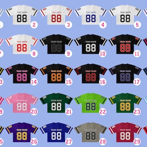Puede incluir: Una colecci&oacute;n de 30 camisetas de f&uacute;tbol en varios colores, cada una con el n&uacute;mero "88" y texto personalizable. Las camisetas tienen rayas contrastantes en las mangas y se muestran sobre un fondo azul claro.