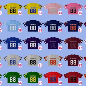 Puede incluir: Una colecci&oacute;n de camisetas de f&uacute;tbol americano en varios colores, cada una con el n&uacute;mero "88" en blanco. Las camisetas tienen rayas en las mangas en contraste y el texto "TEAM NAME" encima del n&uacute;mero. Numeradas del 31 al 60.