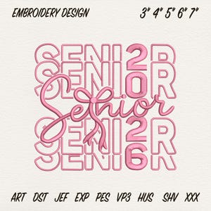 Puede incluir: Diseño de bordado rosa con la palabra "Senior" y el año "2026". El diseño incluye el texto "EMBROIDERY DESIGN" y tamaños de 7,6 cm a 17,8 cm.