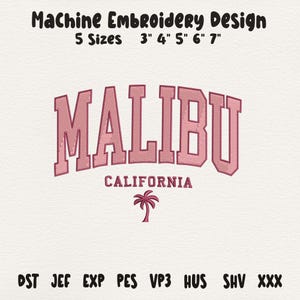 Könnte beinhalten: Maschinenstickdesign mit dem Wort "MALIBU" in rosa, im College-Stil, darunter "CALIFORNIA" und eine Palmen-Grafik. Erhältlich in 5 Größen, von 7.6 cm bis 17.8 cm, und verschiedenen Dateiformaten. Für Maschinenstickerei.