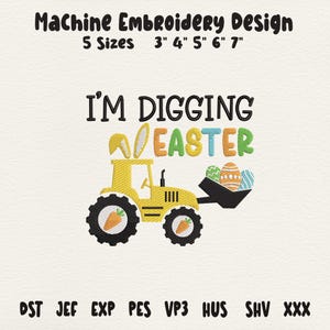 Könnte beinhalten: Maschinenstickdesign mit dem Text "I'M DIGGING EASTER". Das Design zeigt einen gelben Traktor mit Hasenohren und einer Schaufel voller Ostereier. Erhältlich in 5 Größen: 7.6cm, 10.2cm, 12.7cm, 15.2cm und 17.8cm.