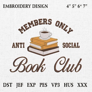 Könnte beinhalten: Stickdesign mit dem Text "MEMBERS ONLY ANTI SOCIAL Book Club". Eine Kaffeetasse steht auf einem Stapel Bücher. Erhältlich in den Größen 10 cm, 13 cm, 15 cm und 18 cm.