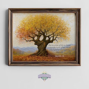 Könnte beinhalten: Ein gerahmter Druck mit einem Baum mit goldenem Laub vor einer Berglandschaft. Der Baumstamm ist dunkelbraun. Der Druck enthält den Text: "Sie ist ein Baum des Lebens..." Sprüche 3:18.