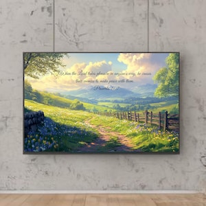 Może przedstawiać: Oprawiony wydruk artystyczny przedstawiający spokojny krajobraz wiejski. Grafika przedstawia ścieżkę wijącą się przez zielone wzgórza, drewniany płot i cytat z Księgi Przysłów 16:7. Paleta kolorów obejmuje odcienie niebieskiego, zielonego i żółtego.