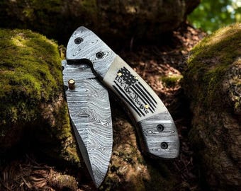 カスタムダマスカス鋼折りたたみナイフ、ラクダの骨製ハンドル、愛国的なデザイン