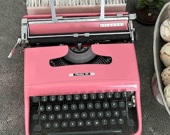 RARE Olivetti Pluma 22 / Lettera 22 in Original Pink, Qwerty, 1960s, Fully Functional
