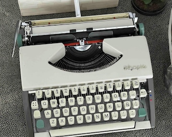 Olympia SF De Luxe Typewriter with Qwerty Layout, 1966, Made in Germany, Fully Functional