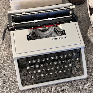 Olivetti Dora Typewriter with Qwerty Layout, Made in Spain, 1970s, Fully Functional
