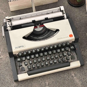Máquina de escrever portátil Olympia Traveller de Luxe com teclado QWERTY, década de 1970-80, totalmente funcional.