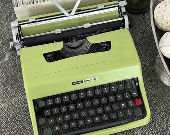 Typemachine Olivetti Lettera 32 in pistachegeelgroen, Qzerty-lay-out, 1972, volledig functioneel