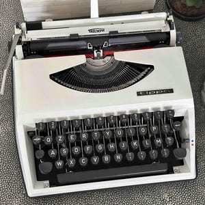 Maszyna do pisania Triumph Tippa z czcionką Sans Serif Cubic, układ Qzerty, lata 70. XX wieku, wyprodukowana w Holandii