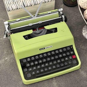 Olivetti Lettera 32 Typewriter in Pistachio Yellow-Green, Qzerty Layout, 1972, Fully Functional