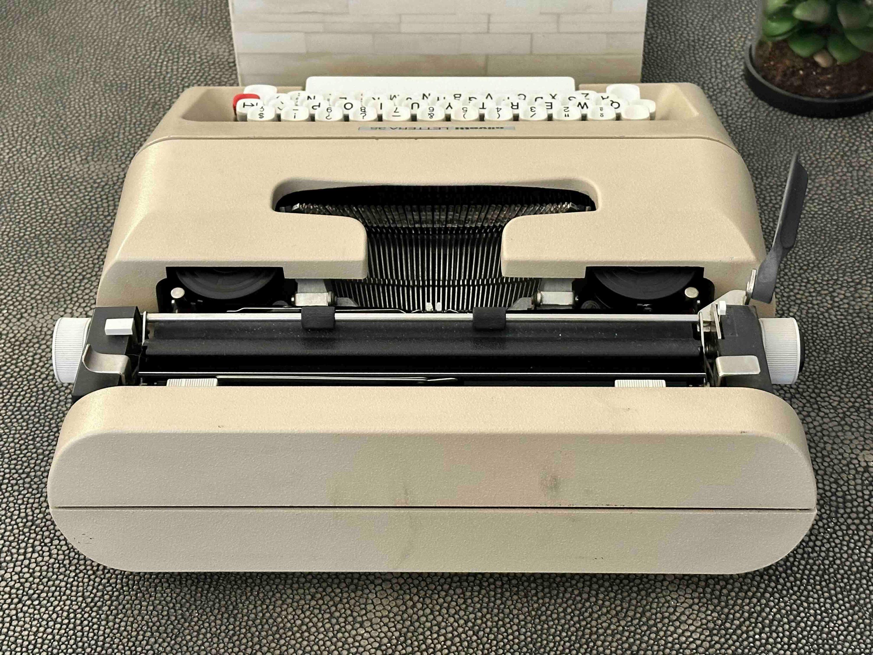 RARE Olivetti Lettera 35 Typewriter With Quadrato Font, Qwerty