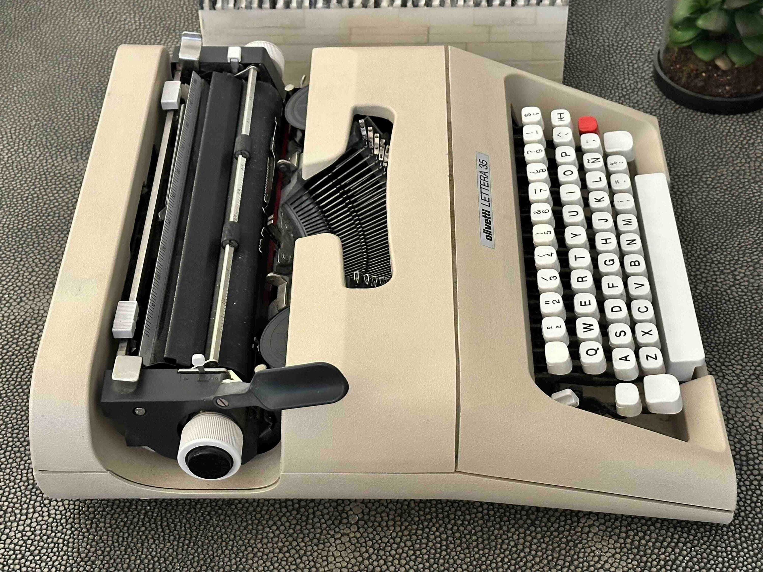 RARE Olivetti Lettera 35 Typewriter With Quadrato Font, Qwerty