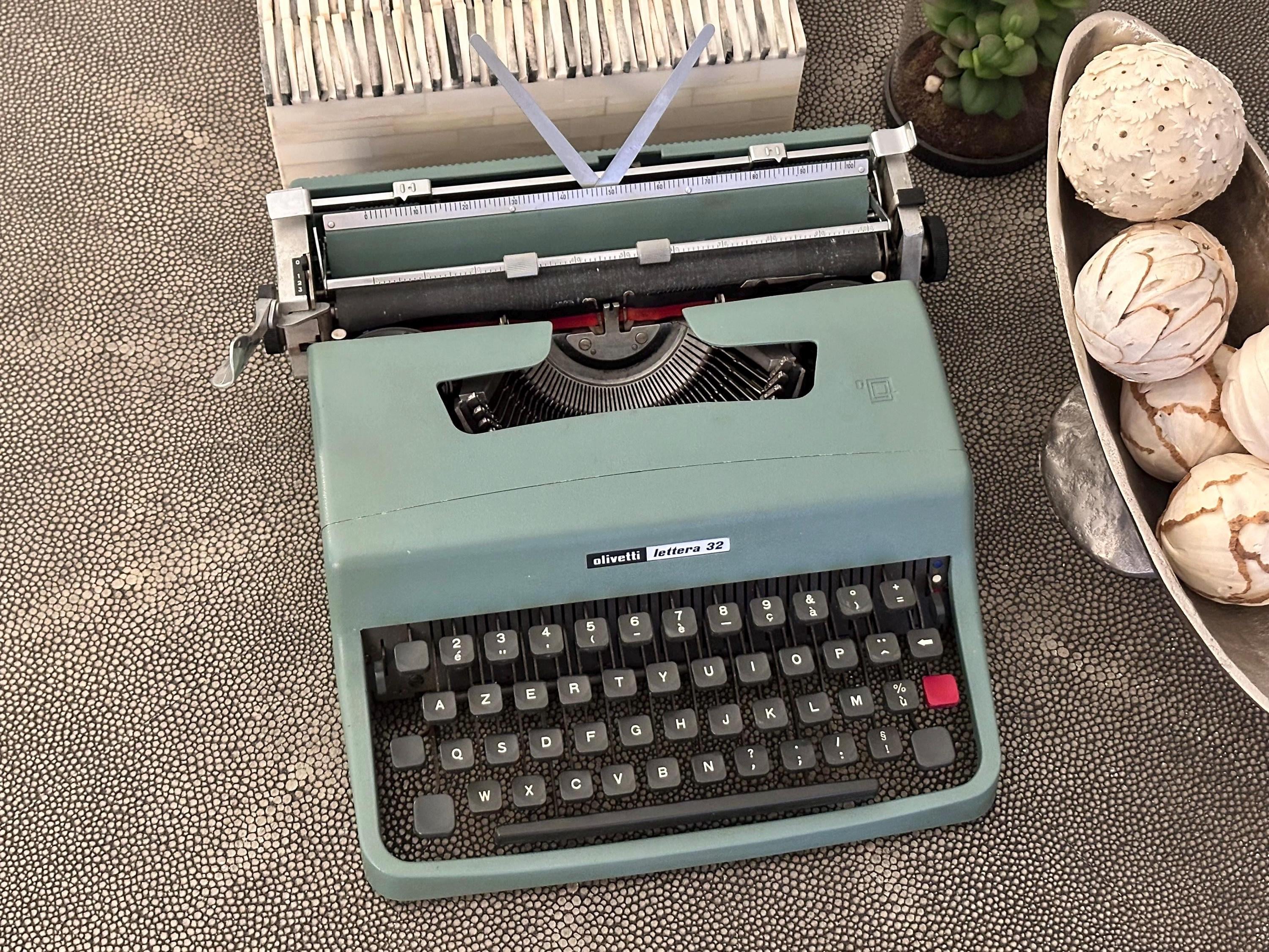 RARE Olivetti Lettera 32 Typewriter With Bodoni Font, Azerty