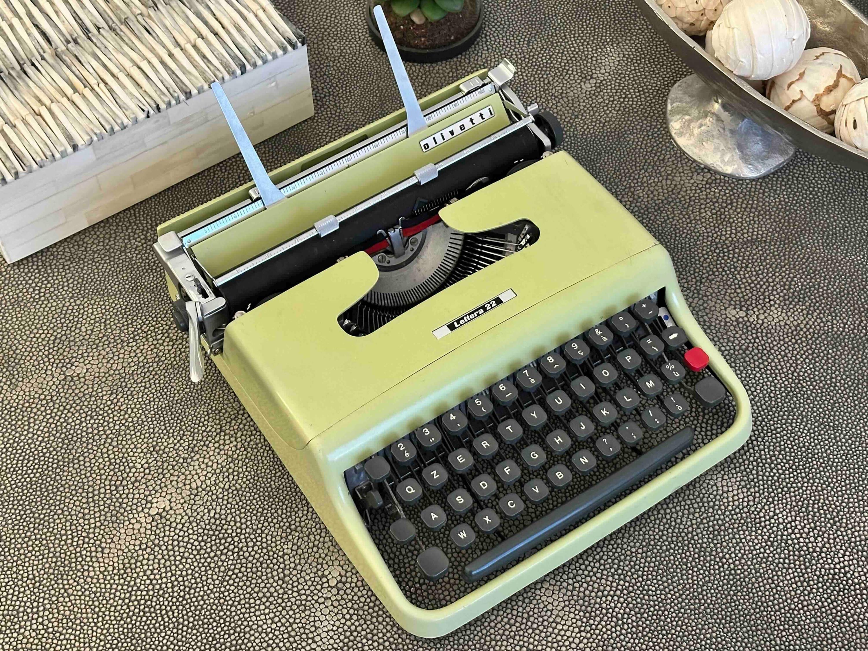 タイプライター(Olivetti Lettera 22) 初めてのタイプライター！Olivetti Lettera 22 : r/typewriters