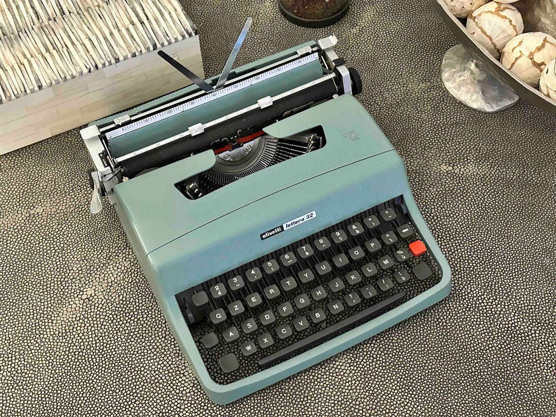 Máquina de escrever Olivetti Lettera 32 com layout Qzerty, 1974 ...