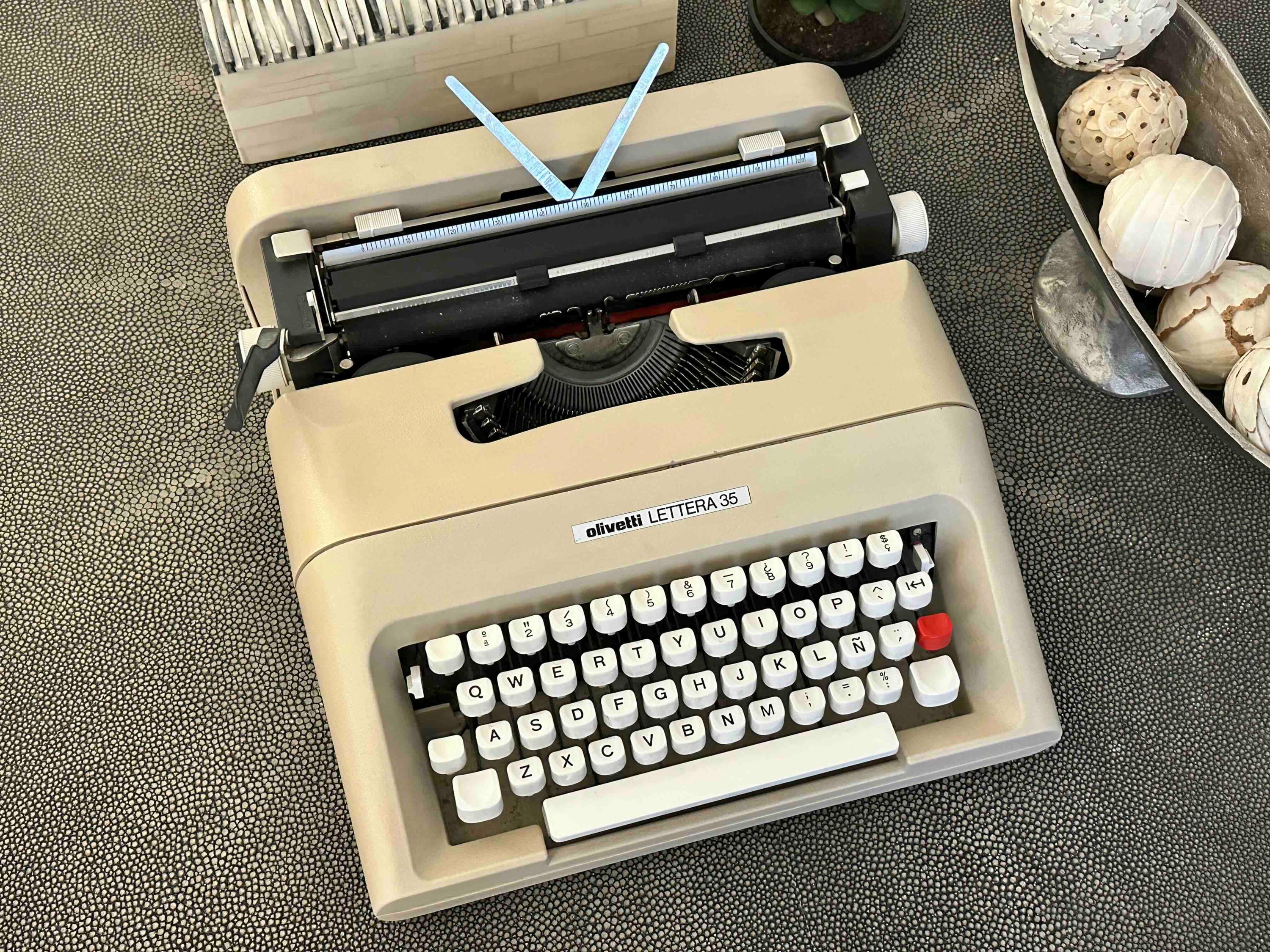 RARE Olivetti Lettera 35 Typewriter With Quadrato Font, Qwerty
