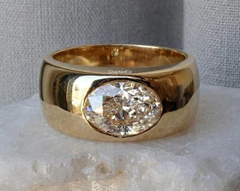 Anillo solitario de moissanita incolora de talla ovalada de 2,50 quilates, anillo de banda ancha con engaste de diamantes de este a oeste, anillo de compromiso chapado en oro para hombre.