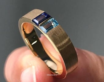 Herrenring mit zwei Steinen, Baguettering 5x2.50 mm, Massiver Goldring mit gebürstetem Finish für Ihn, Ehering mit Saphir und Topas