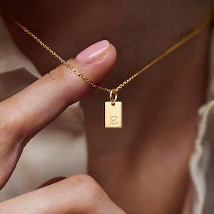 繊細なイニシャルネックレス：18Kゴールドの刻印入り文字ペンダント