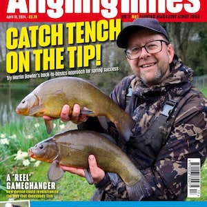 Puede incluir: Portada de la revista Angling Times con un hombre sosteniendo dos peces. El titular es "Catch Tench on the Tip!". La revista incluye consejos de pesca y un nuevo dispositivo. Con fecha del 16 de abril de 2024.