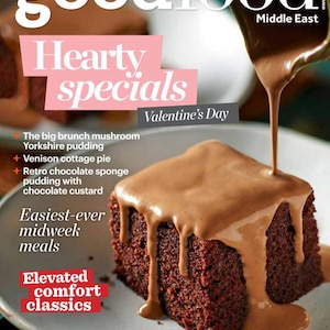 Puede incluir: La portada de la revista BBC Good Food Middle East de febrero de 2022 presenta un pastel de chocolate con salsa de chocolate. El texto incluye "Hearty specials" y "Valentine's Day". La revista tambi&eacute;n menciona "Easiest-ever midweek meals".