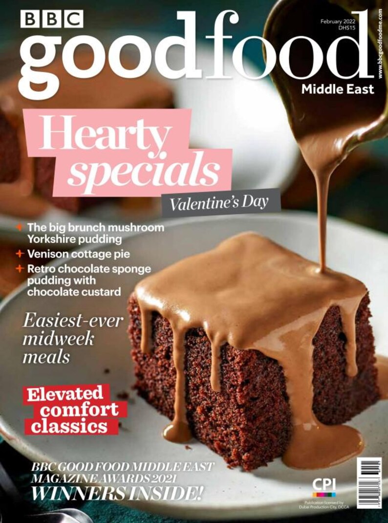 Puede incluir: La portada de la revista BBC Good Food Middle East de febrero de 2022 presenta un pastel de chocolate con salsa de chocolate. El texto incluye "Hearty specials" y "Valentine's Day". La revista tambi&eacute;n menciona "Easiest-ever midweek meals".