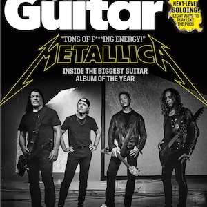 以下が含まれることがあります： Total Guitar誌の表紙。Metallicaのバンドが特集されています。雑誌のタイトルは白で、バンド名は大きな黄色の文字で書かれています。表紙には「Inside the Biggest Guitar Album of the Year」というテキストも含まれています。