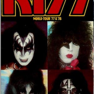Puede incluir: Imagen promocional de la banda KISS. La parte superior de la imagen muestra el logotipo de la banda en rojo con un contorno dorado. Debajo, cuatro retratos individuales de los miembros de la banda con su icónico maquillaje, con el texto "WORLD TOUR '77 & '78".