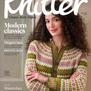 Puede incluir: Portada de la revista The Knitter. Una mujer lleva un cárdigan Fair Isle en crema, rosa y verde. El texto de la portada incluye "Modern Classics" y "Elegant Lace". Se muestra el número 173.