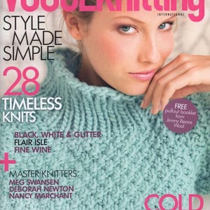 Könnte beinhalten: Das Cover des Vogue Knitting Magazins, Ausgabe Holiday 2014, zeigt eine Frau in einem hellblauen Strickpullover. Das Magazin-Cover trägt den Text "STYLE MADE SIMPLE" und "28 TIMELESS KNITS". Das Cover enthält auch den Text "COLD COMFORT".