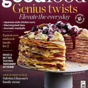 Puede incluir: La portada de febrero de 2023 de la revista Good Food presenta una tarta de crepes cherry bakewell en capas. El t&iacute;tulo de la revista est&aacute; en letras grandes blancas y amarillas. La portada tambi&eacute;n incluye recetas de curry de pollo al estilo japon&eacute;s y estofado de ternera caliente.