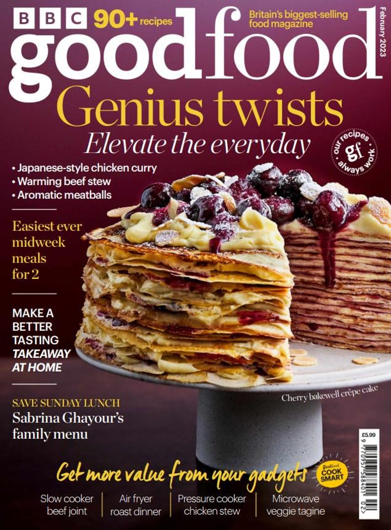 Puede incluir: La portada de febrero de 2023 de la revista Good Food presenta una tarta de crepes cherry bakewell en capas. El t&iacute;tulo de la revista est&aacute; en letras grandes blancas y amarillas. La portada tambi&eacute;n incluye recetas de curry de pollo al estilo japon&eacute;s y estofado de ternera caliente.