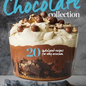 Puede incluir: Un postre de chocolate en capas en un cuenco transparente. El postre presenta capas de bizcocho de chocolate, mousse de chocolate, crema batida y caramelos de chocolate. El texto "Chocolate collection" y "20 indulgent recipes" son visibles.