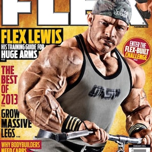 Puede incluir: La portada de la revista Flex presenta a Flex Lewis, un culturista, con una camiseta sin mangas gris, sosteniendo una barra de pesas. La portada incluye texto como "His Training Guide for Huge Arms" y "2013 NPC Nationals Report".