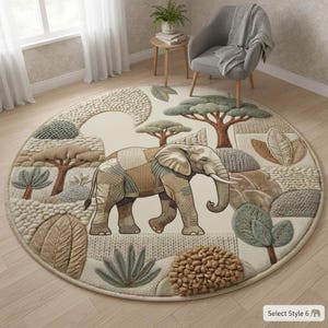 Op de afbeelding: Een rond vloerkleed met een olifantenmotief. Het kleed heeft een beige achtergrond met een olifant in het midden, omringd door bomen en bladeren in tinten bruin, groen en beige. De rand van het kleed heeft een textuur.