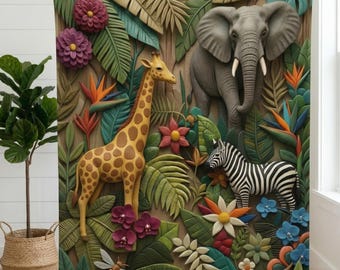Op de afbeelding: Een decoratieve deken met een 3D-jungle-scène met een giraffe, een olifant, een zebra en diverse bloemen en bladeren. De deken wordt omhoog gehouden, waarbij het gedetailleerde reliëf en de levendige kleuren van het ontwerp worden getoond.