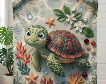 Op de afbeelding: Een zachte deken met een cartoon zeeschildpad ontwerp. De schildpad heeft een groen lichaam en een rood en groen schild, omringd door koraal, zeesterren, bellen en bloemen. De deken wordt omhoog gehouden, wat het onderwaterthema laat zien.