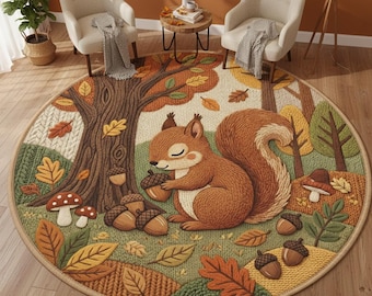 Op de afbeelding: Een rond tapijt met een bosscène, met een eekhoorn met eikels, bomen en herfstbladeren. Het tapijt heeft een gebreide textuur en een kleurenschema van bruin, groen en oranje. De tekst "Select Style 1" staat onderaan.