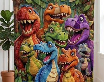 Op de afbeelding: Een kleurrijke deken met een dinosaurus thema, met verschillende cartoon dinosaurussen in tinten rood, oranje, groen, blauw en paars. De deken heeft een bos achtergrond met groene bladeren en bomen. De dinosaurussen hebben vriendelijke uitdrukkingen.
