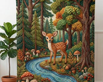 Op de afbeelding: Een deken met bosmotief met een gedetailleerde illustratie van een hert bij een beek. De deken toont een levendige bosscène met bomen, paddenstoelen en een stromende blauwe rivier. Het hert heeft bruine vacht met witte vlekken.