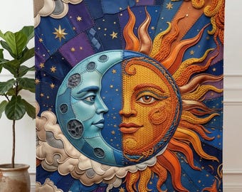 Op de afbeelding: Een deken met een hemels thema met een zon- en maanontwerp. De deken toont een blauwe maan met een gezicht en een gele zon met oranje stralen. De achtergrond is een patchwork van blauw, paars en marine, met sterren en wolkenaccenten. De deken wordt door een persoon vastgehouden.
