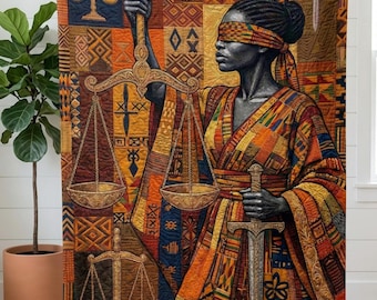 Op de afbeelding: Een kleurrijke quilt met een geblinddoekte figuur met een weegschaal en een zwaard. De figuur draagt ​​patroonrokken. De quilt heeft een patchwork-ontwerp met geometrische en symbolische patronen in oranje, bruin en goud.